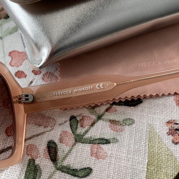 REBECCA MINKOFF SELMA Sunnys w/case - Picture 7 of 12